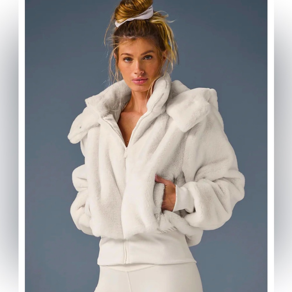 Searching!❗️XS❗️ALO YOGA! Faux fur Foxy jacket!